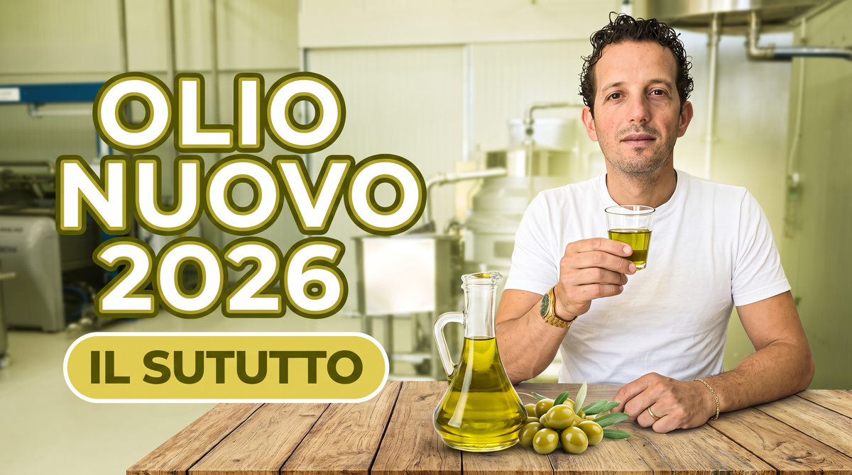 Antonio Carbone in frantoio con un bicchierino di olio nuovo SuTutto 2026, extravergine per tutti i giorni