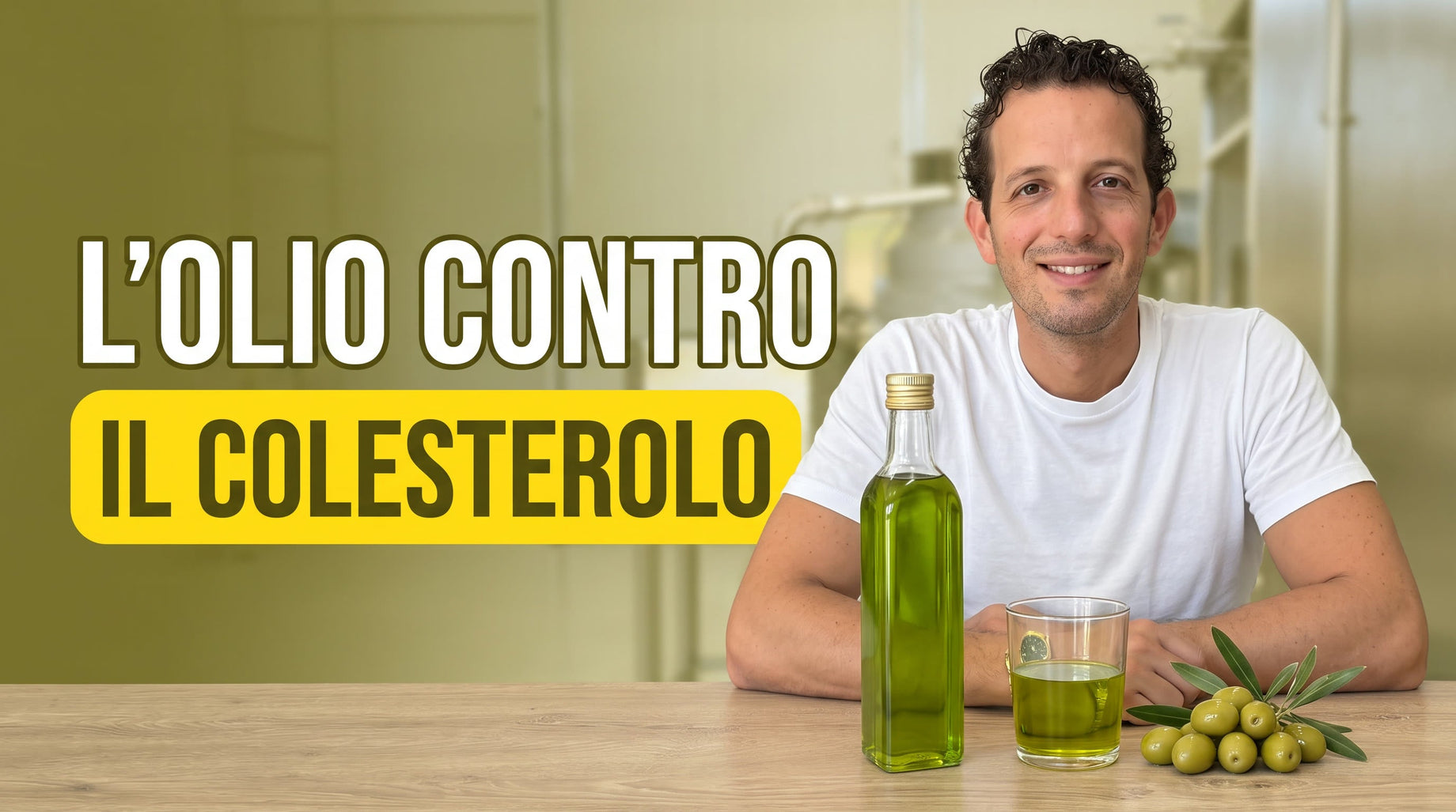Antonio Carbone con una bottiglia e un bicchiere di olio extravergine di oliva verde e olive fresche: quale olio fa abbassare il colesterolo