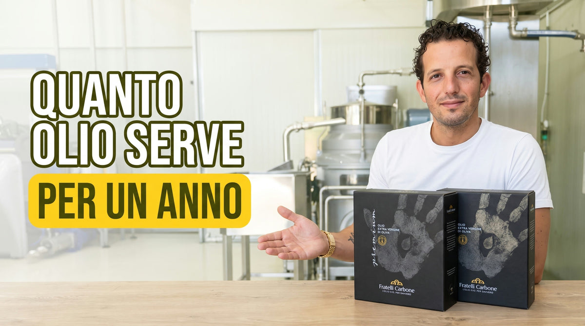 Antonio Carbone nel frantoio indica due confezioni Bag in Box da 5 litri di olio extravergine Fratelli Carbone appoggiate sul bancone di legno
